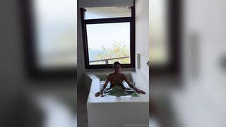 Fernanda Mota Farhat Jacuzzi Bath